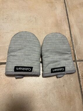 Cuisinart Light Gray Patterned Oven Mitts
